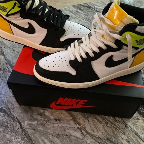 Air Jordan volt golds